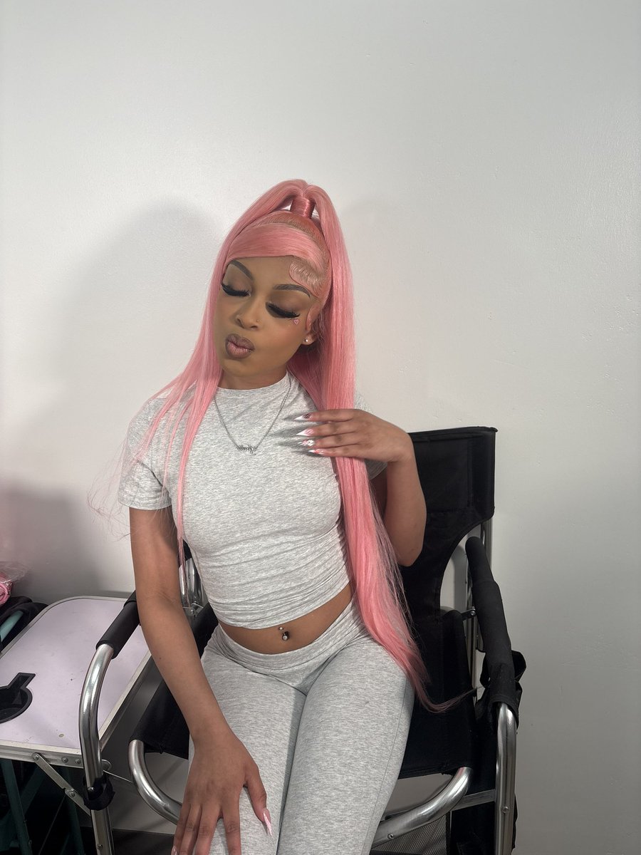 some white girll tweet media