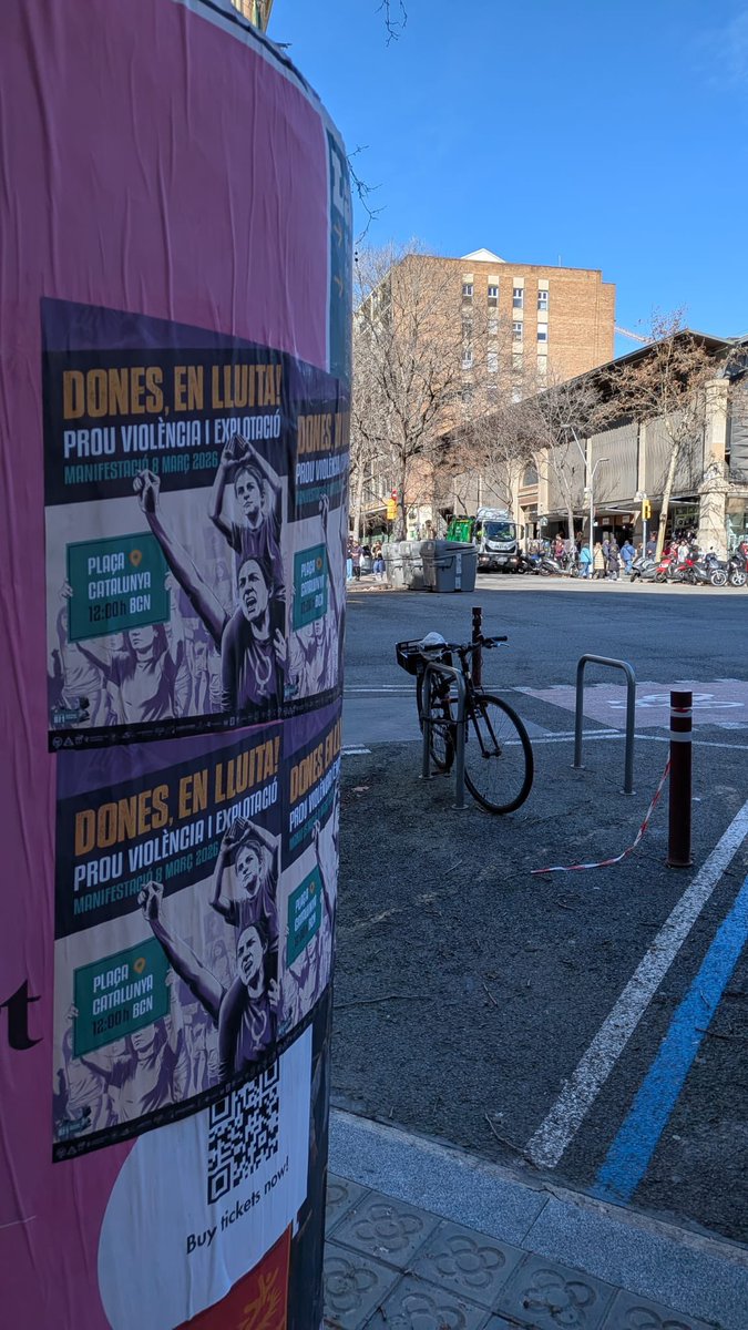 Barcelona ja es vesteix de lila 💜 Avui hem començat a encartellar.
Aquest 8M, Dia Internacional de la Dona Treballadora, ens veiem al carrer. T’hi sumes? ✊✨

#DonesEnLluita8M2026 
#8MAbolicionistaBCN