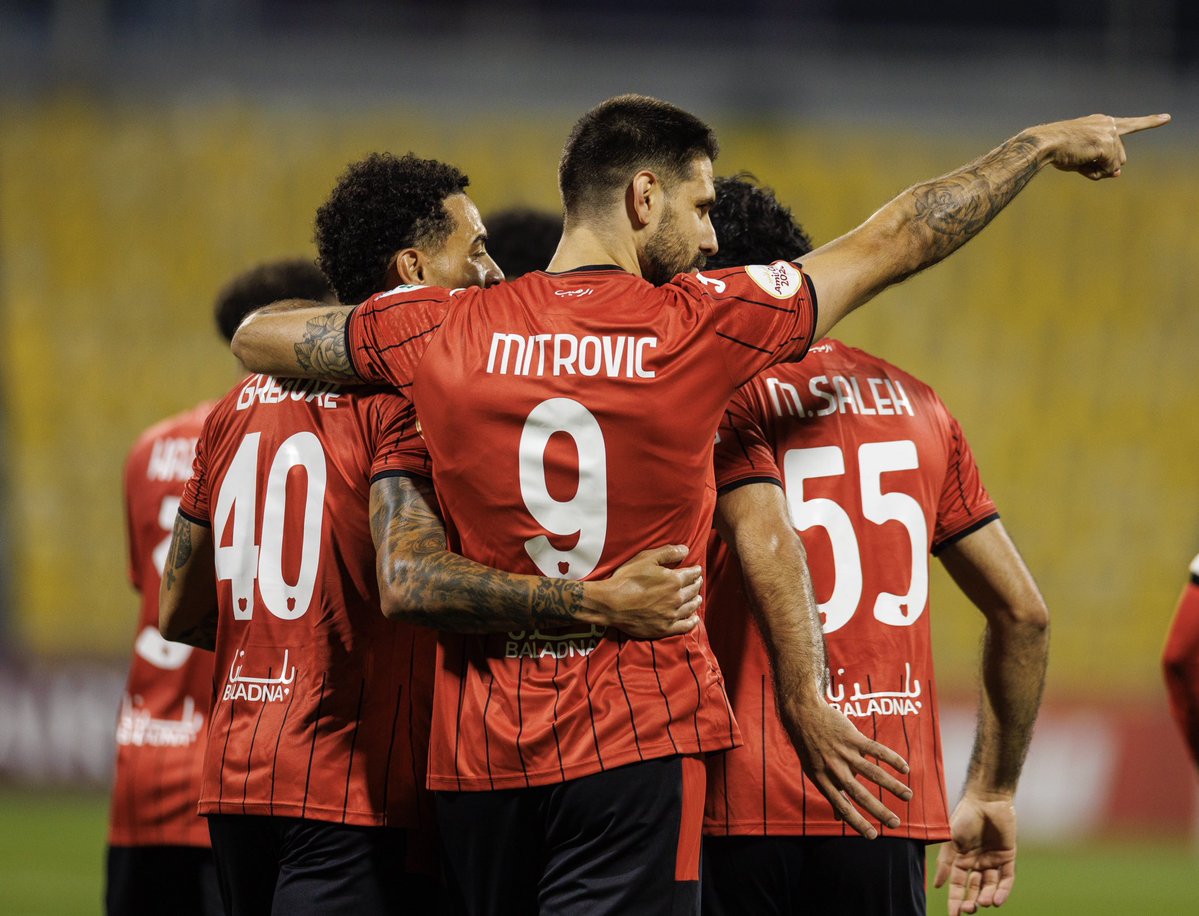 يارب يخلي ضحكاته 🫶🏻😔
ميترو سعيد انا سعيدة والله🥹❤️