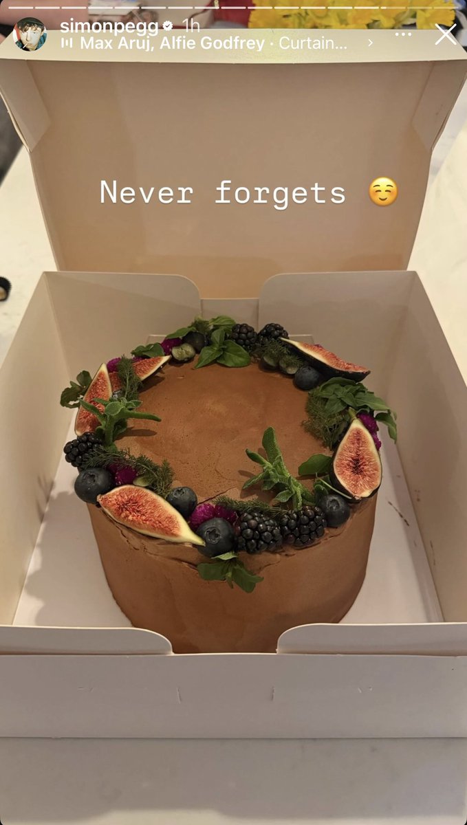 tweetyenergy's tweet photo. happy birthday to simon pegg on Valentine’s Day with a cake from tom cruise who Never Forgets! https://t.co/XNbkevwnHD
