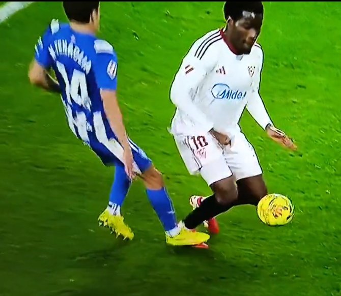 En qué jugada han expulsado a un jugador del Sevilla y en cual no ha sacado amarilla? Nivel fácil