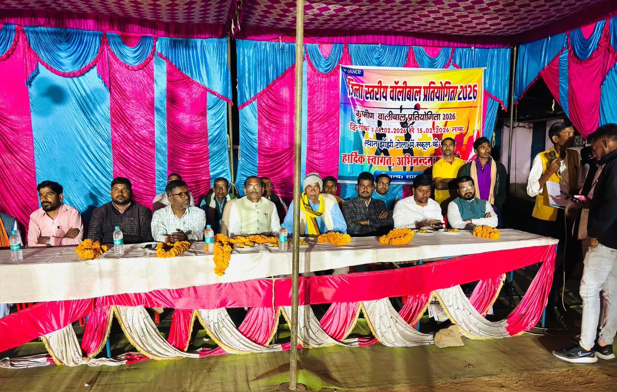 आज ग्राम पंचायत झाँझी टोला में स्कूल परिसर के समीप आयोजित जिला स्तरीय वॉलीबॉल प्रतियोगिता में उपस्थित होकर खिलाड़ियों से परिचय प्राप्त किया एवं खेल को प्रोत्साहित किया। 

ग्रामीण अंचल में इस प्रकार की खेल प्रतियोगिताएँ युवाओं में अनुशासन, टीम भावना, नेतृत्व क्षमता और सकारात्मक