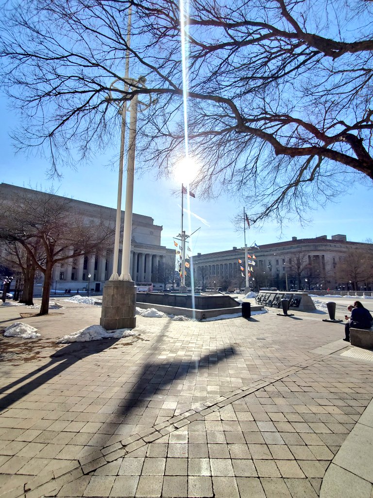 pqliving's tweet photo. Is that warmth from the sun that we feel? Yes, yes it is. (at the Navy Memorial) https://t.co/xplzp0gGJ5