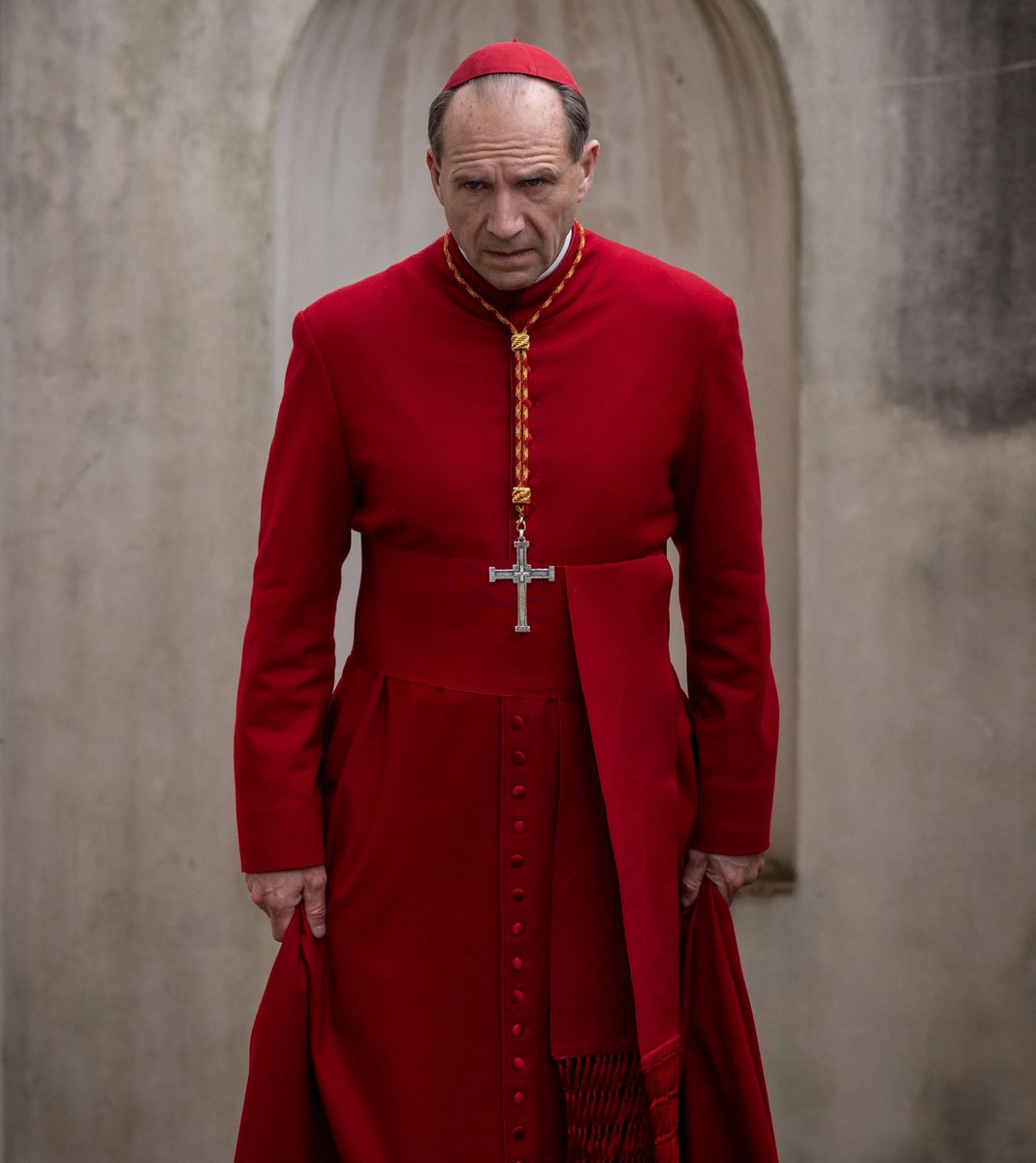 NevJupsi's tweet photo. ralph fiennes you exceed in this https://t.co/68hpPu2P8y