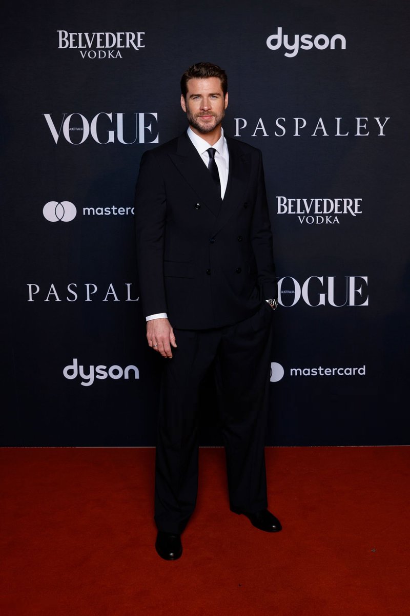 LINDO 💗|| Liam Hemsworth comparece ao Baile de Verão da Vogue Austrália 2026 na Ópera de Sydney em 13 de fevereiro de 2026 em Sydney, Austrália.

#LiamHemsworth