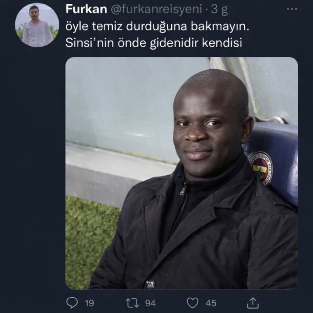 yerde uzanan adamın kafaya şut çeken kante