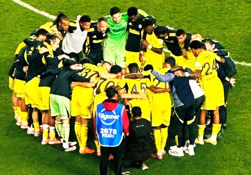 Ç O C U K L A R

İ N A N I N

Ç O C U K L A R  !

G Ü Z E L

G Ü N L E R

G Ö R E C E Ğ İ Z

G Ü N E Ş L İ

G Ü N L E R  !

F E N E R B A H Ç E

D Ü Ş M A N L A R I N I

Y E N E C E Ğ İ Z  !

Ş A M P İ Y O N L U K 

Ş A R K I L A R I

S Ö Y L E Y E C E Ğ İ Z   !