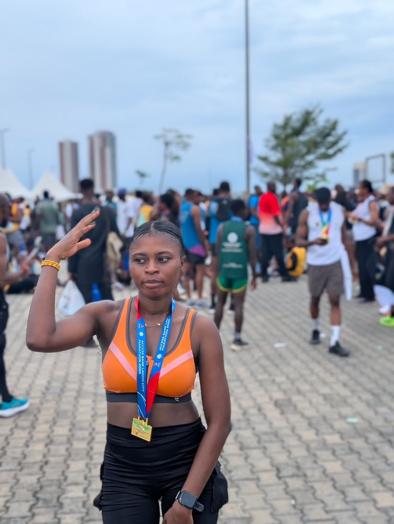 FeranmiOlowoyo's tweet photo. A what ????? 

A MARATHONER !!!! https://t.co/7rgBZ8vdmY