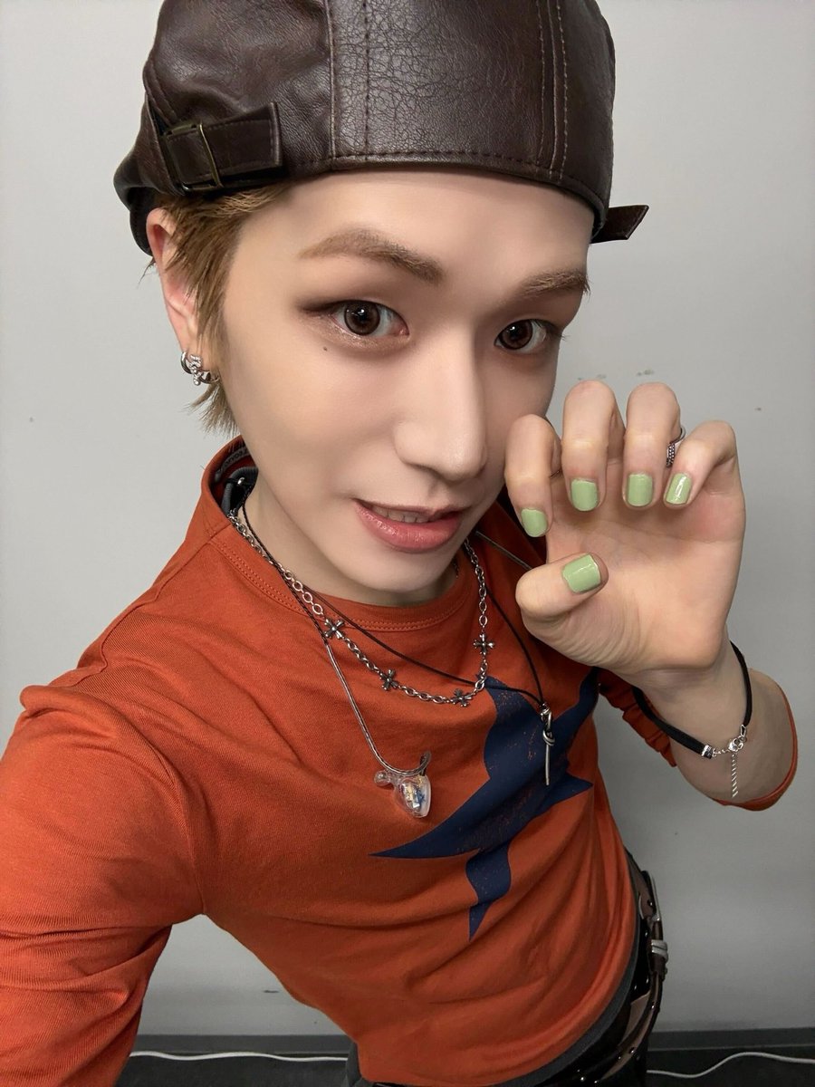 Ryu0nn's tweet photo. 260214 위버스 포스트 #리우 

발렌타인 기념 말차손톱 가져라~💚 https://t.co/5xGATnrY5W