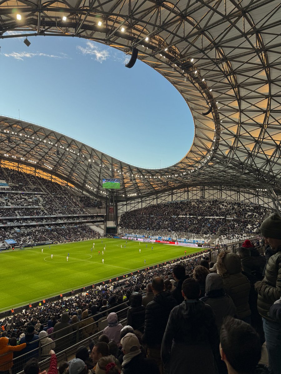 fc_travel_ tweet media