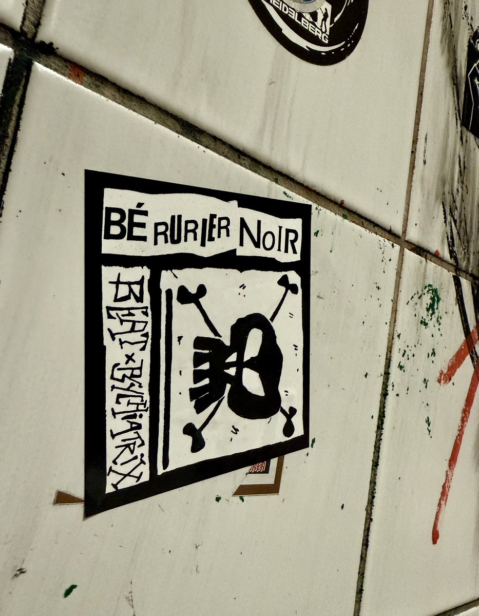 Es ist 2026 und du gehst in deiner Stammkneipe aufs Klo und da ist plötzlich dieser Sticker. Manche der Alten werden sich erinnern. Ja, war damals die richtige Entscheidung, hier mein Bier zu trinken.