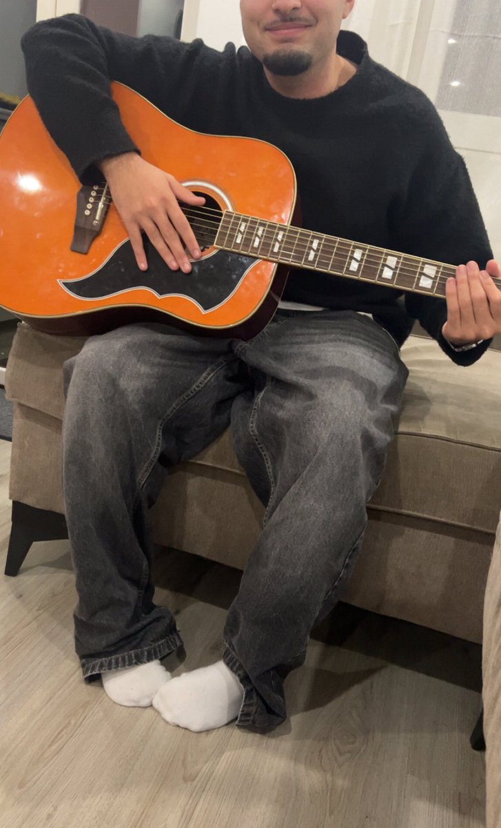 Parti 2 du date il me joue un morceau à la guitare