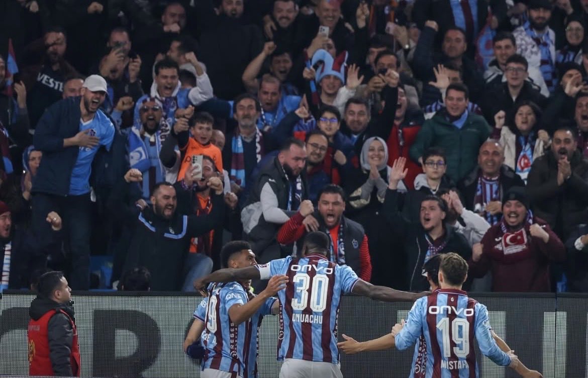 TS taraftarı, maç bitiminde takımı tribüne çağırıp alkışlarken!
Yönetimi İstifaya davet etmesi dikkat çekti! <a href="/Trabzonspor/">Trabzonspor</a>