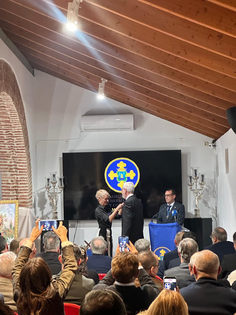 🔊NOTICIAS🔊

En la tarde de ayer vivimos un momento muy especial.

Fue presentado oficialmente el Cartel de la Semana Santa 2026, realizado por la Hermandad de la Amargura, una obra que anuncia con emoción y esperanza el camino hacia nuestros días más grandes.

#SemanaSanta2026