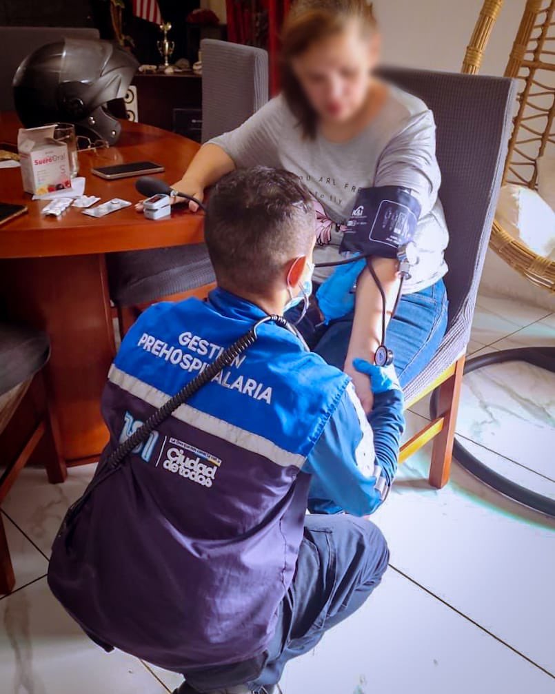 #VIR 🚨
Paramédicos VIR (Vehículos de Intervención Rápida) de #SeguraEP asistieron a una ciudadana que requirió atención médica, en la zona afectada por el incendio en las calles Cuenca y Eloy Alfaro.
 
📍 Edificio Cruz de Lorena.
 
¡En la #CiudadDeTodos no paramos! 🩵