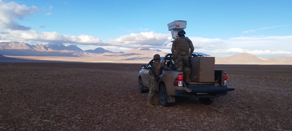 Ejercito_Chile's tweet image. Nuestro personal se mantiene desplegado 24/7 para el resguardo de las áreas fronterizas, dando cumplimiento al Decreto N°78 mediante labores de vigilancia y control migratorio. #JAF #Ollagüe #SanPedroDeAtacama