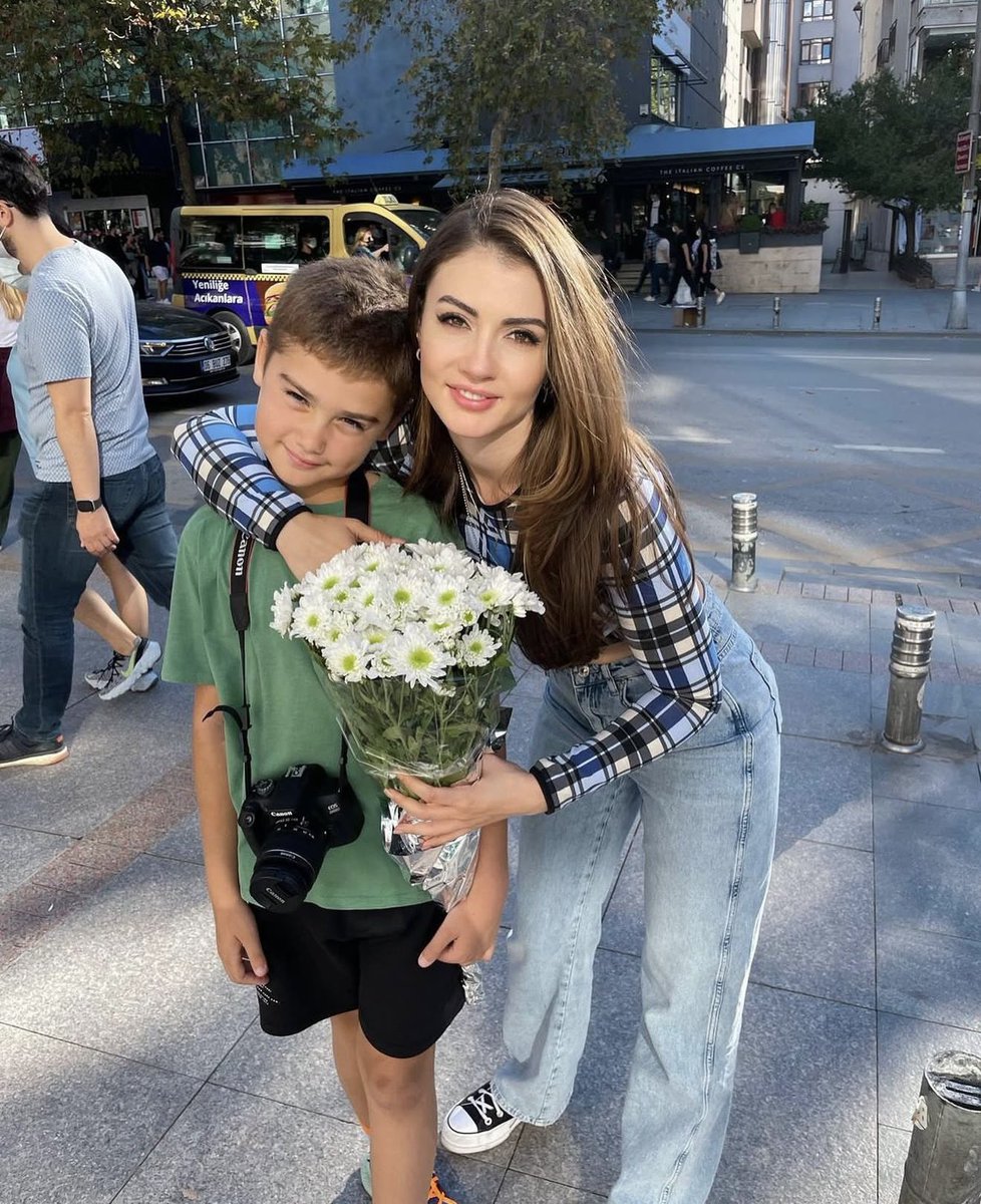 shbnm79's tweet photo. Time really flies…
Back then Burcu was with her little photographer,
and now that little photographer is a young man posting his aunt’s photo 🥹🤍

2021~2026 
#burcuozberk #canalbayrakb https://t.co/mbutKOAr24