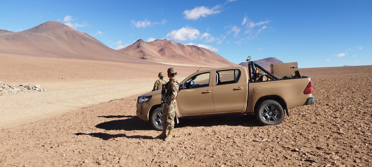 Ejercito_Chile's tweet image. Nuestro personal se mantiene desplegado 24/7 para el resguardo de las áreas fronterizas, dando cumplimiento al Decreto N°78 mediante labores de vigilancia y control migratorio. #JAF #Ollagüe #SanPedroDeAtacama