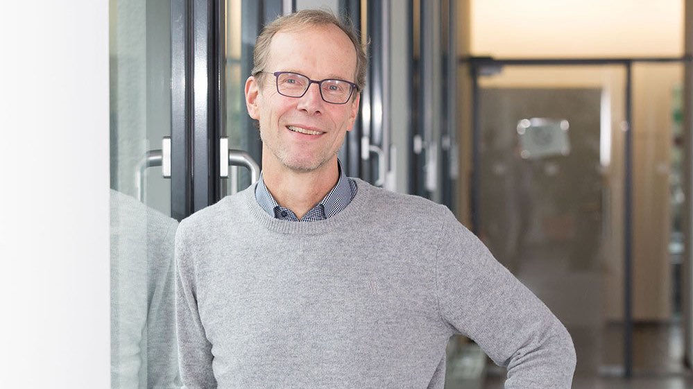 "Wir haben leider in 🇩🇪 eine erhebliche Impfgegnerschaft, auch gegen etwas relativ Simples wie die Grippeimpfung. Da gibt es alle möglichen kruden Vorstellungen, in den USA ist das Infragestellen sinnvoller Gesundheitsmaßnahmen inzwischen sogar politische Tendenz.“ - Hajo Zeeb