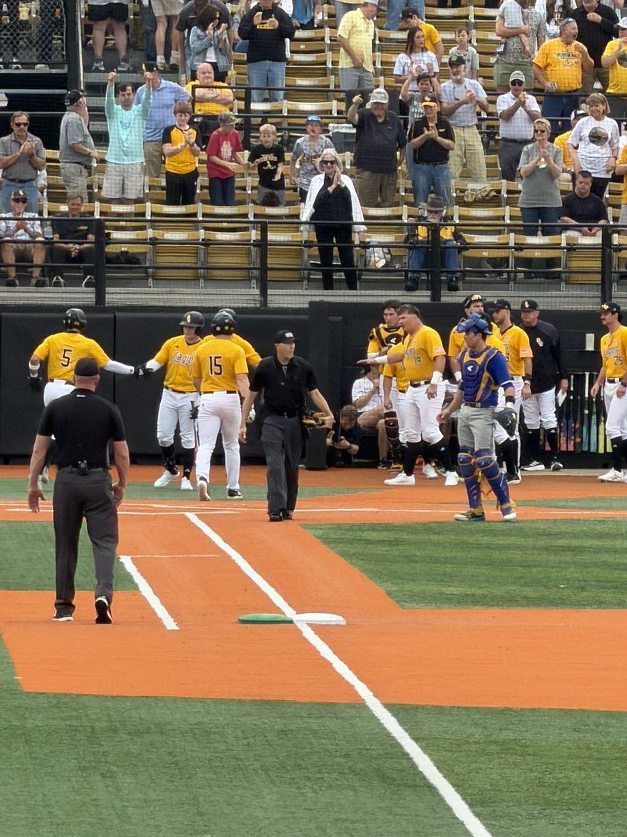 ToTheTopTalk's tweet photo. DAGGUM…. That’s a HOMERUN!!! #SMTTT https://t.co/u6p7edqqPT