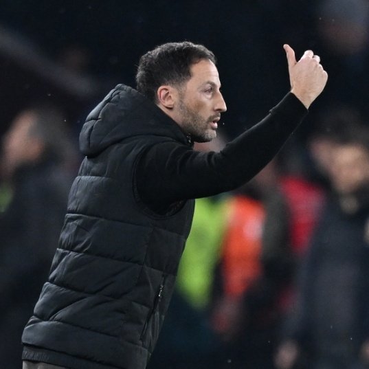 Domenico Tedesco: "Şampiyonluk yarışıyla ilgili konuşmak için çok erken. Ligde inanılmaz takımlar, stadyumlar var. Türk futbolu bundan gurur duymalı."