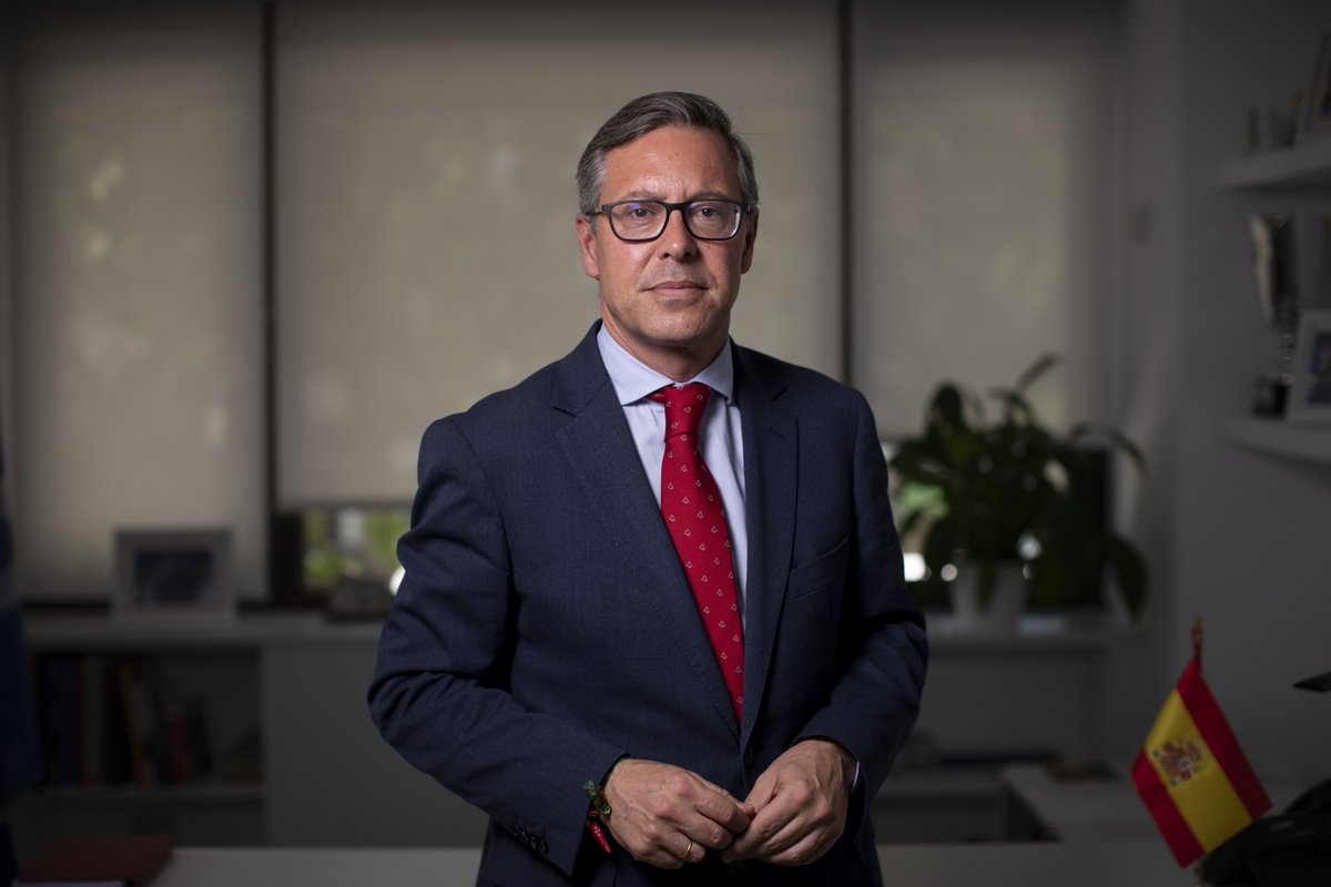 Disculpen mi opinión de extrema izquierda, pero pienso que Alfonso Serrano (PP) no debería de estar beneficiándose del Bono Social Térmico para personas vulnerables, porque un Senador que cobra casi 90.000€ al año NO es económicamente vulnerable.