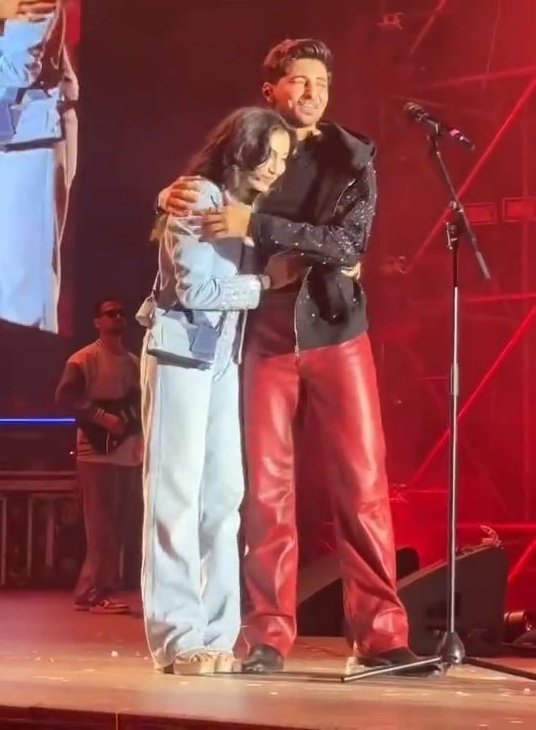 abha_dz's tweet photo. The love, the patience, the trust, the light and the comfort this photo holds 🧿🩵🌸 https://t.co/lMwTJ6L46d