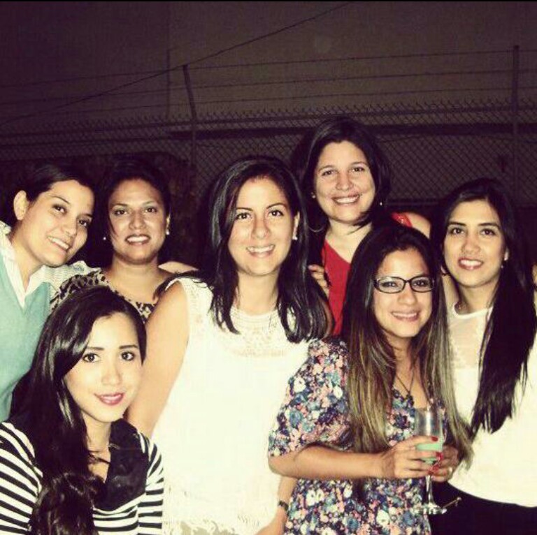 No estamos todas en la foto, pero estamos todavía >30 años después. 
La amistad es un gran regalo 💜 
Nota: realmente no usan Twitter así que no las voy a @.