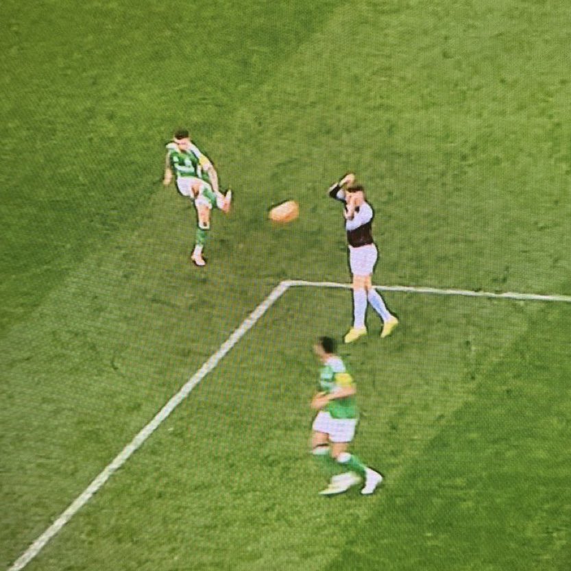 If VAR had been used today, the goal would have been disallowed for offside. Additionally, Digne should have been shown a red card, and that handball should have resulted in a penalty.
I think it's time for Digne to be on the bench.

The referee was a joke today 🤣