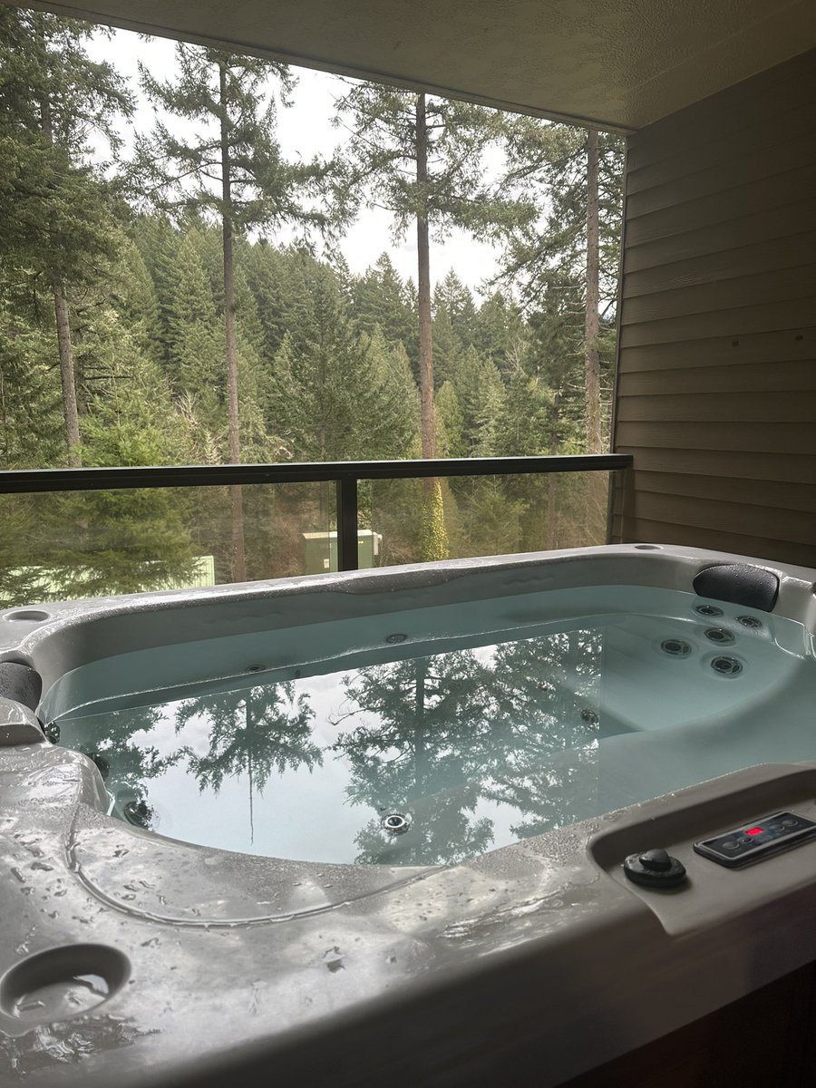 Ive been on a little birthday/Valentine’s Day vacation with the Rose King. There’s a hot tub on the balcony. I’ve been in this thing like 5 times since yesterday. I’m so happy 💖🌹