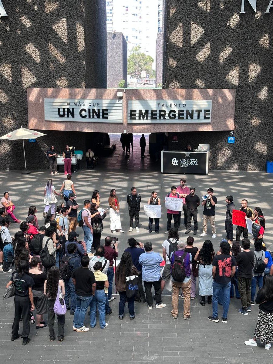 Así se ve el "paro simbólico" de los trabajadores de la @CinetecaNacional.
Entre otras sus demandas son: mejores salarios, contratos, seguridad social, contratación de mayor personal (hay mas sedes pero las atiende el mismo perdonal de siempre) y en general menos precarización