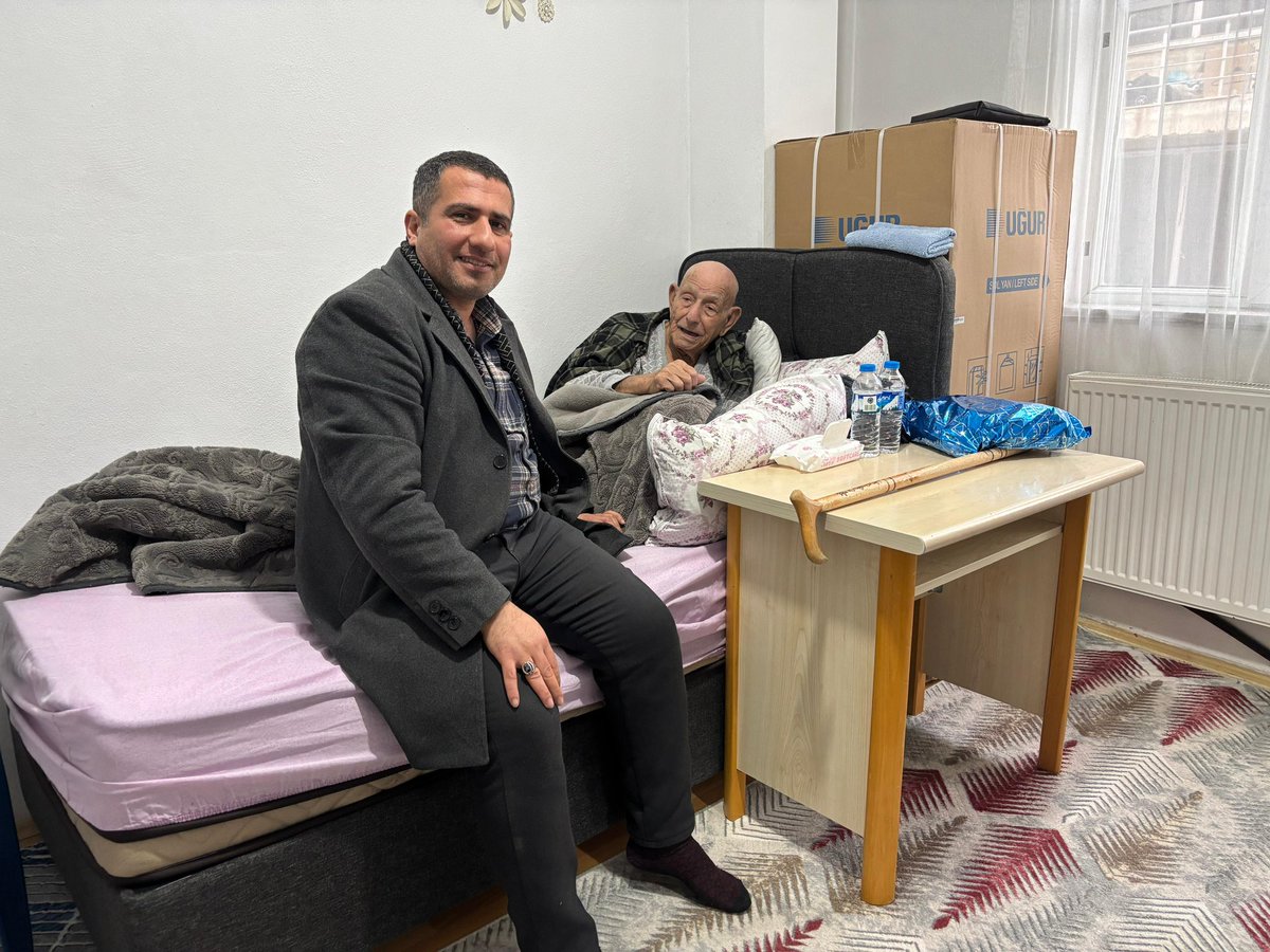 📌Kandahar Mahallesindeyiz

Kimi zaman bir fincan kahve,kimi zaman sıcak bir sohbet bu gün yaşlılarımızın hanelerine misafir olduk.Yüzlerindeki tebessüm kalplerindeki huzur olduk.Biz kocaman bir aileyiz 

İşimiz yoğun olabilir….

Ama büyüklerimizi ihmal etmek yok