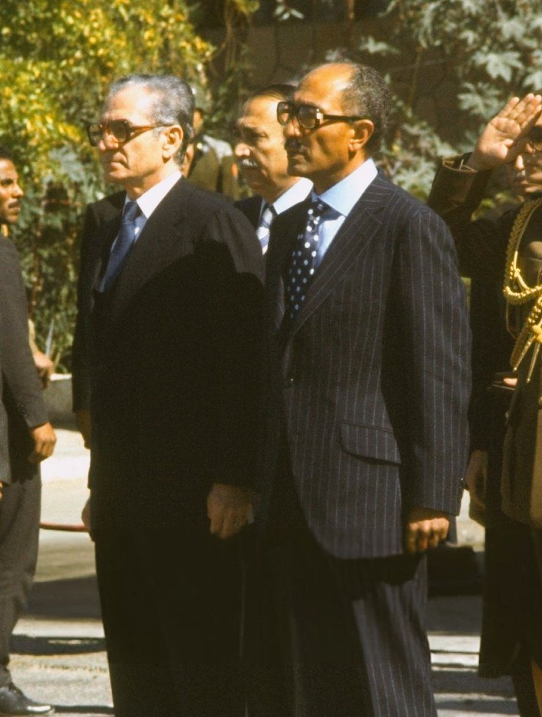 sam___uel's tweet photo. انور سادات : ​«گناه بزرگ او [محمدرضاشاه] این بود که سریع‌تر از درک اطرافیانش حرکت می‌کرد.» #تاریخ https://t.co/oGhB6iJLE5