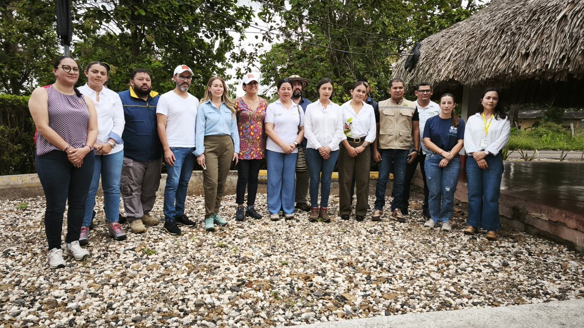 UPRAColombia's tweet photo. El sector agricultura liderado por la ministra @MCarvajalinoV realiza un recorrido por la Cuenca Baja del Río Sinú en Córdoba para atender las afectaciones derivadas de la variabilidad climática que afecta al campesinado, a los pueblos étnicos y a los pescadores de la región.  

De acuerdo con las instrucciones de la ministra @MCarvajalinoV, desde la UPRA trabajamos en la consolidación de la información de las afectaciones a través del aplicativo de Variabilidad Climática en un trabajo mancomunado con las entidades del gobierno nacional, los municipios y los departamentos afectados.

Igualmente apoyamos la actualización del mapa del área inundada y contribuimos a la estructuración del plan de recuperación social, económica y ambiental para la región. 

Nuestro compromiso es con las comunidades rurales, con las organizaciones, con el campesinado y con los pueblos étnicos.

#UnidosAnteLaEmergencia