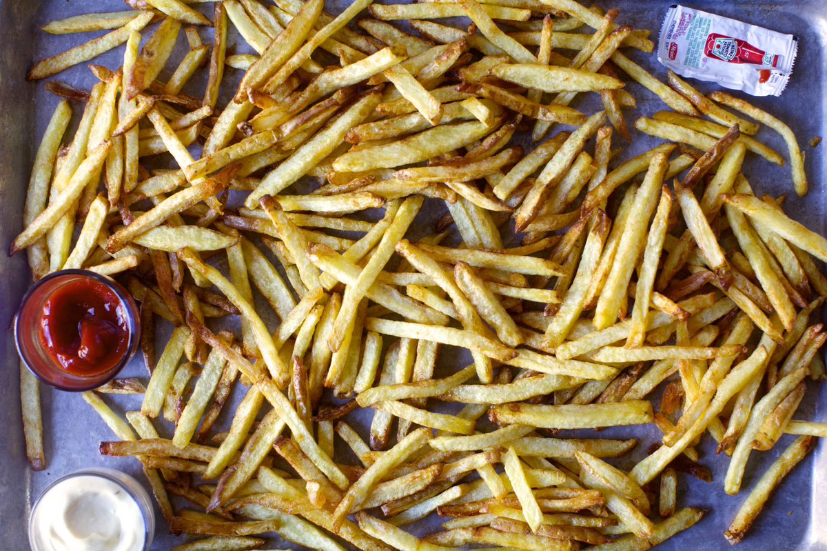 The best homemade french fries are also the easiest: no peeling, soaking, twice-frying, or even temperature monitoring for crispy, golden, perfect-every-time fries. It’s my kinda love story. 

smittenkitchen.com/2017/03/easies…