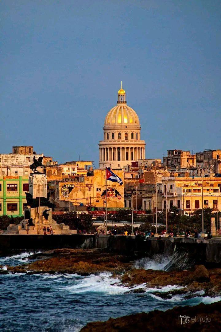 Que no se acabe el día sin decir "te quiero". A tu gente, a tu patria. Porque el amor también es resistencia y comunidad. 🇨🇺❤️

#DeZurdaTeam te propone en su #DinamiCuba: tírate pa'ca con una foto bien cubana que tengas en el celular. Un paisaje, un plato de comida, un rostro, lo