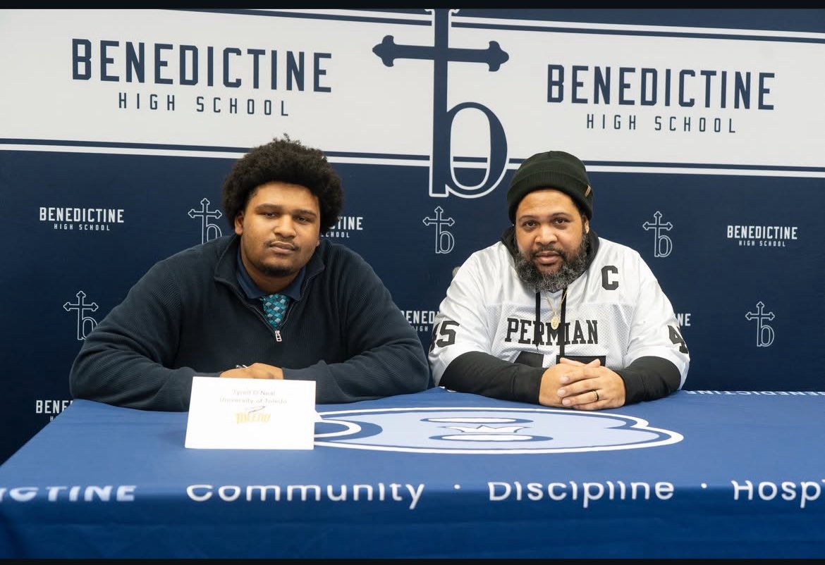 terrence_sr_OTC's tweet image. Proud dad moment once again, it’s go time now son @TyrellOneal_9 🚀 #TeamToledo #ONErocket