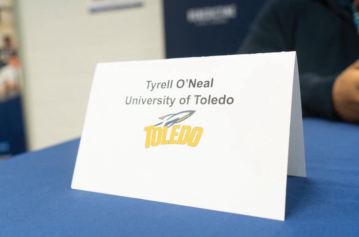 terrence_sr_OTC's tweet image. Proud dad moment once again, it’s go time now son @TyrellOneal_9 🚀 #TeamToledo #ONErocket