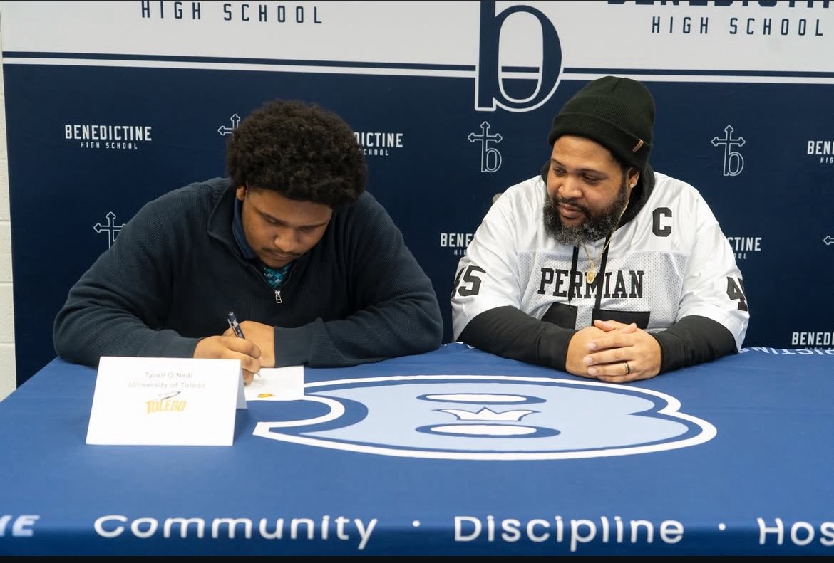 terrence_sr_OTC's tweet image. Proud dad moment once again, it’s go time now son @TyrellOneal_9 🚀 #TeamToledo #ONErocket