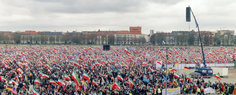 نمیدونم چطوری براتون جمعیت مونیخ رو توصیف کنم ۴ ساعت تمام زیر بارون و باد شدید فقط افتخار میکنم که با شما هموطن هستم 
#جاويدشاه‌