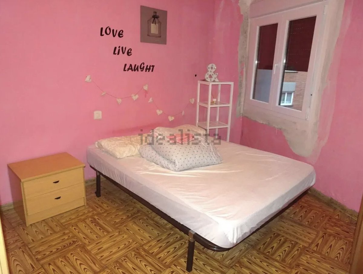 2mileurista's tweet photo. El piso MAS BARATO en alquiler de Gijón por 550€

❌Cocina equipada estilo 1965
❌Si tienes frio, al bar, que no tiene calefacción
❌Paredes para que las pintes tú, si te dejan 
❌Sin ascensor, así te ahorras el ir al gym
❌Caga y dúchate a la vez, así ahorras tiempo
 
✅1 mes de fianza
✅2 meses de garantia
✅Obligatorio seguro de impagos

¿Los de Madrid direis que barato no?