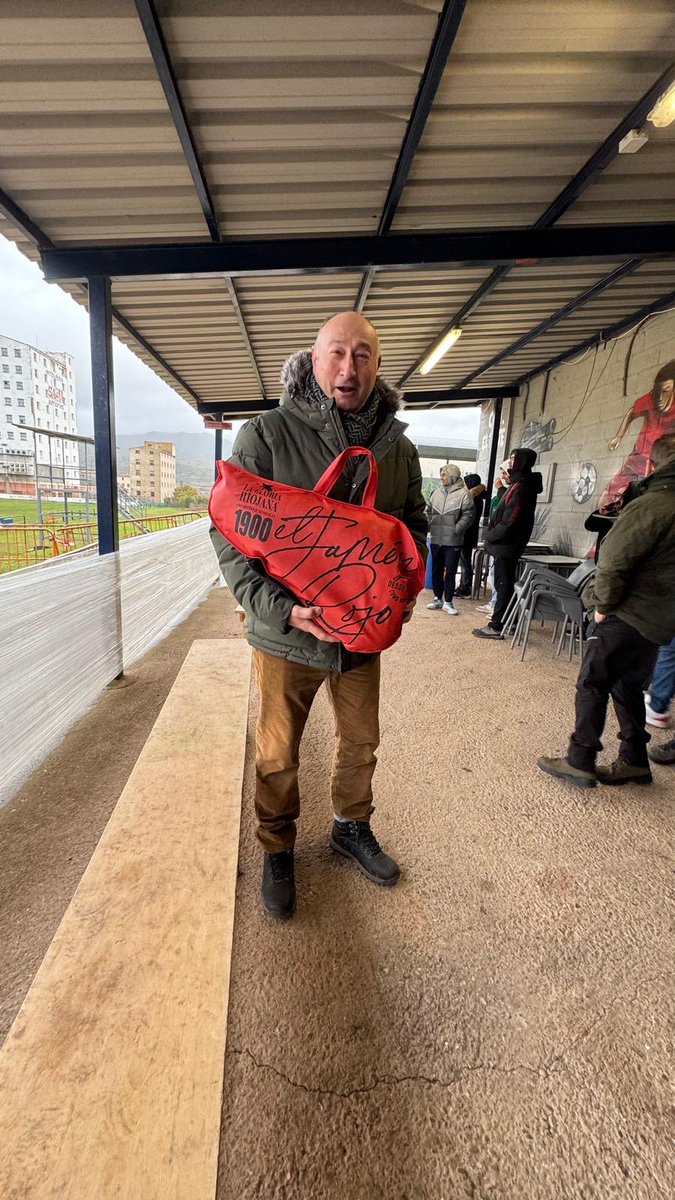 En un campo complicado, el Bañuelos empató 1-1 ante el Laurus. Los locales se adelantaron en el minuto 15 con un gol de Rey, pero Bastida igualó en la segunda mitad. Aunque tuvieron la oportunidad de llevarse los tres puntos al final, el poste se los negó.
