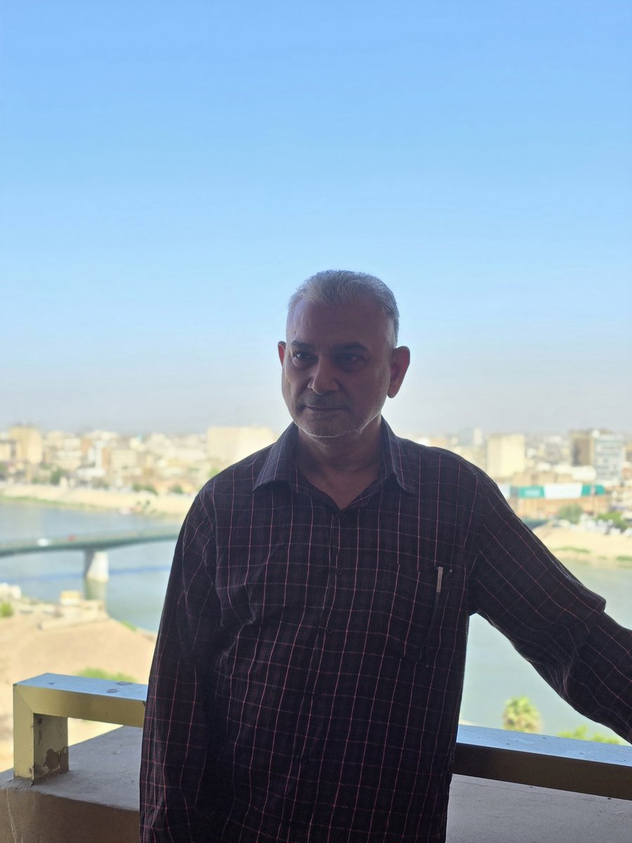 مثل قطعة لحم بقري على منقل
مرّت حياتي
كل مسامة فيها
دخان زائل
ورائحة احتراق.
#عبدالخالق_كيطان