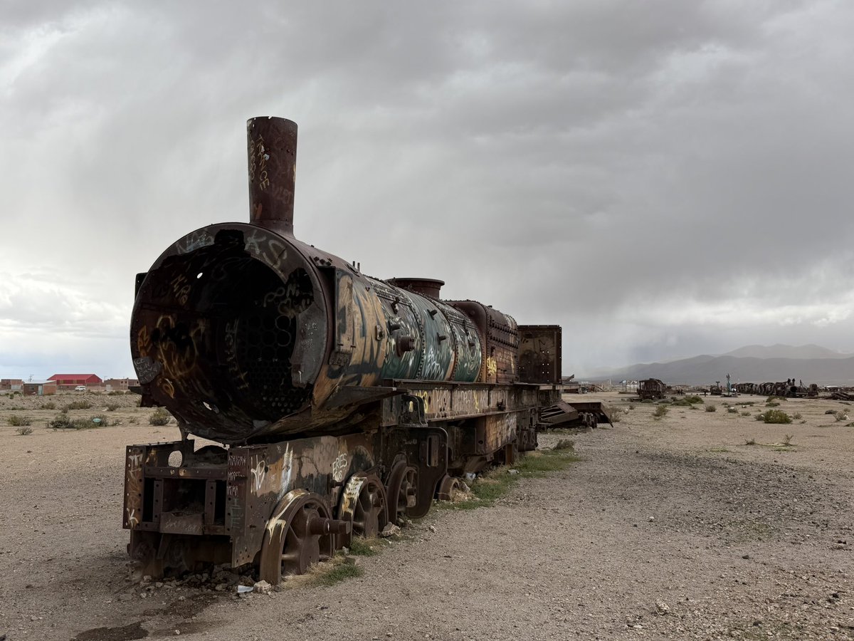 列車の墓場に来た！

19世紀末に鉱物資源を太平洋の港に運ぶための重要な中継地点としてイギリスの支援を受けながら発展したウユニだったけど、1940年代に入って鉱業の廃業を理由に蒸気機関車が不要になり、ここに捨てられたのがここの由来みたい🤔