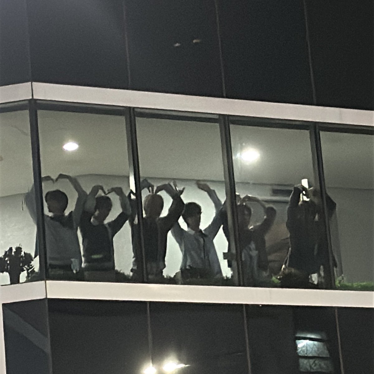 투어스 ㄹㅇ 천사둥이들 ㅠㅠ 사녹 끝나구 창문으로 인사해쥼.. 😭😭♥️♥️♥️♥️