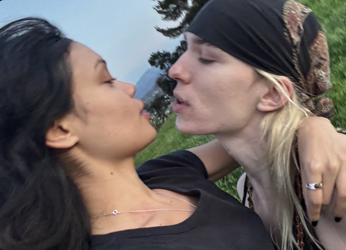 beombluess's tweet photo. he doesn’t play about her at alllll https://t.co/n3ysjqWdmt