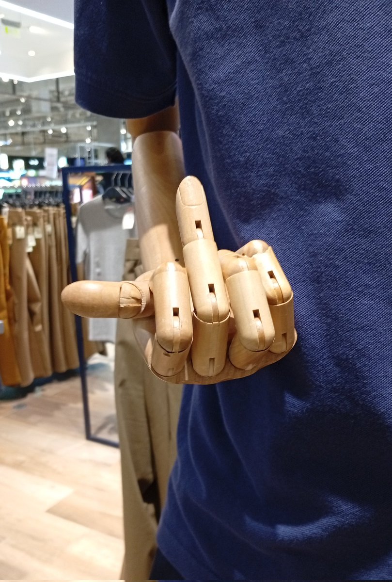 En mi contrato no salia que cada cierta tiempo tenía que arreglar las manos del maniquí