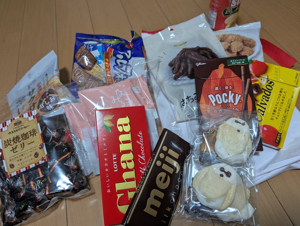 db_masaru's tweet photo. 妻と娘からバレンタイン
チョコ🍫と言うより大量のおやつ

その中にあった娘の手作りのチョコ（？）
なんだろう・・・？
ベイマックスと判明！
（シマエナガのぬいぐるみを真似たかと思った）

ありがとう。大事に頂戴します。

#パレンタインデー　#チョコレート　#ベイマックス https://t.co/2fBWC7FVi8