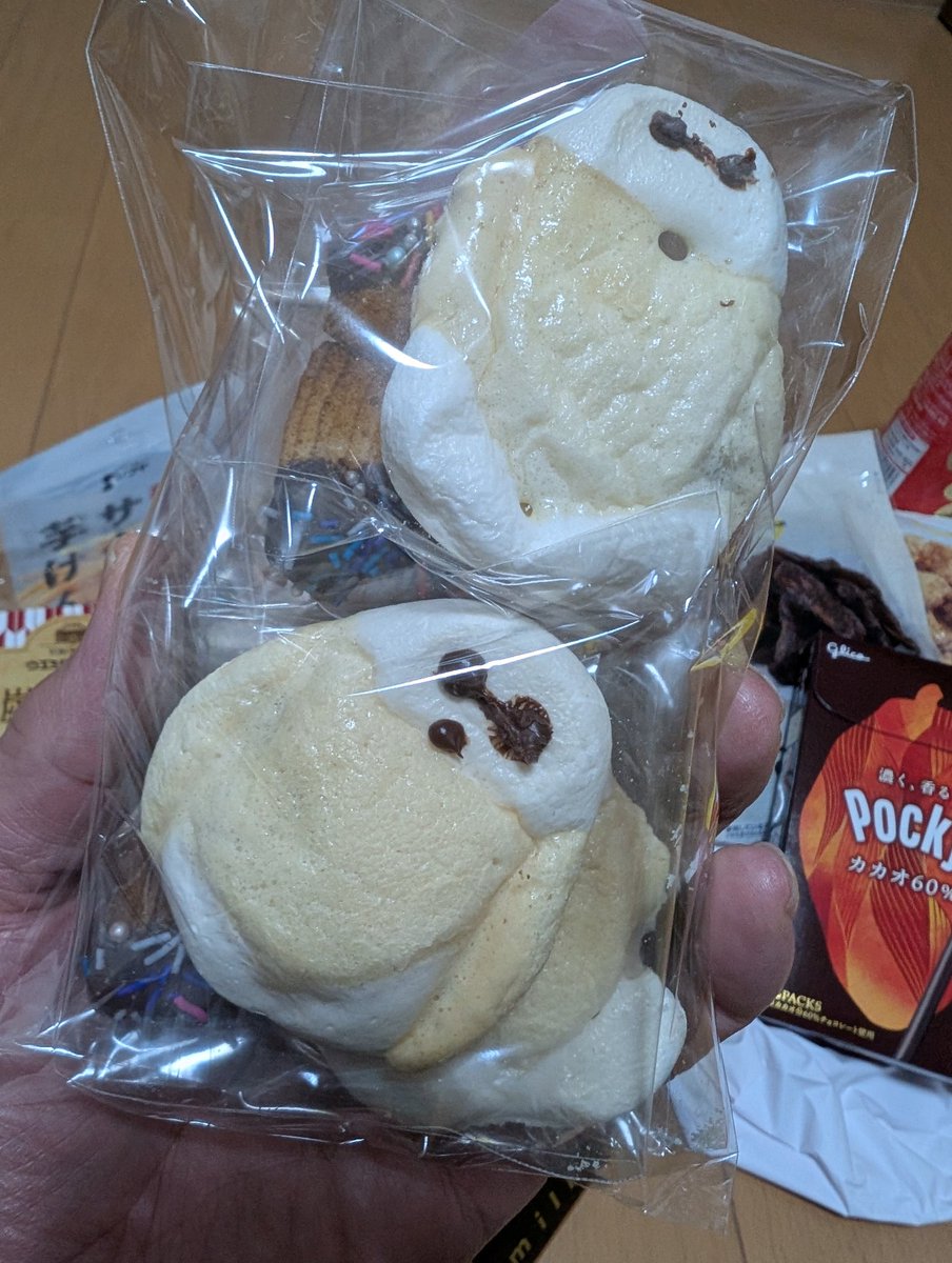db_masaru's tweet photo. 妻と娘からバレンタイン
チョコ🍫と言うより大量のおやつ

その中にあった娘の手作りのチョコ（？）
なんだろう・・・？
ベイマックスと判明！
（シマエナガのぬいぐるみを真似たかと思った）

ありがとう。大事に頂戴します。

#パレンタインデー　#チョコレート　#ベイマックス https://t.co/2fBWC7FVi8
