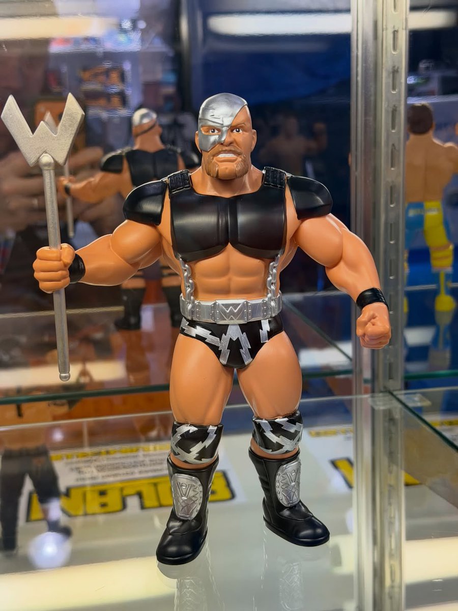 CollectMajor's tweet photo. Here we have @TheMattCardona at #ToyFairNY with an upcoming Big Rubber Guys figure of Warlord!

What do you think of the new mold?

Keep following for more reveals!

https://t.co/EGqwaYGXdc

📸 @aic_podcast 

#CollectMajor
#ScratchThatFigureItch https://t.co/bJGYB58NUd